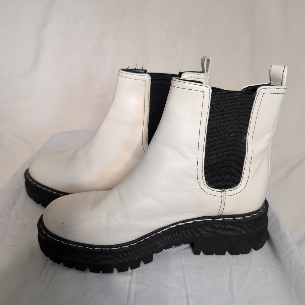 Marc Fisher White Leather Lug Chelsea Ankle Boots - Sz 7 - Picture 2 of 9